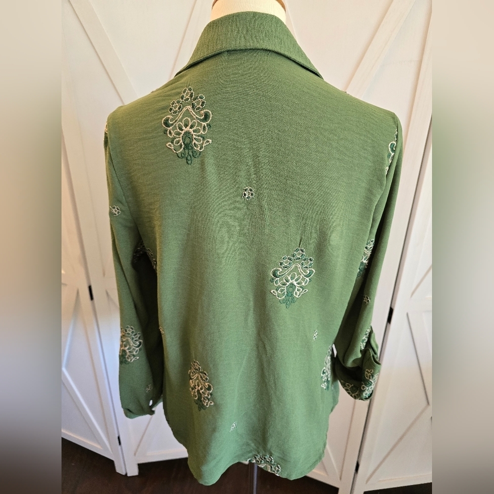 Figueroa & Flower Green Embroidered Spread Collar with Long Roll-Tab Sleeves - Picture 8 of 10